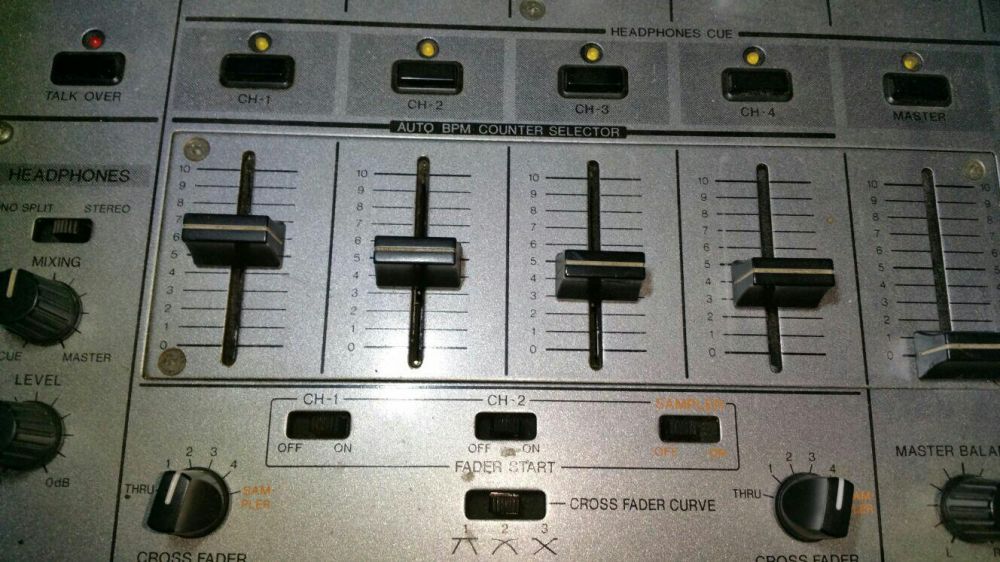 129869944_2_1000x700_mixer-pioneer-djm-600-fotografii.jpg